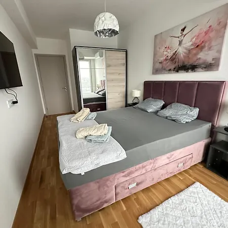 Апартаменти Thomas Two Bedroom Apartment-private Parking