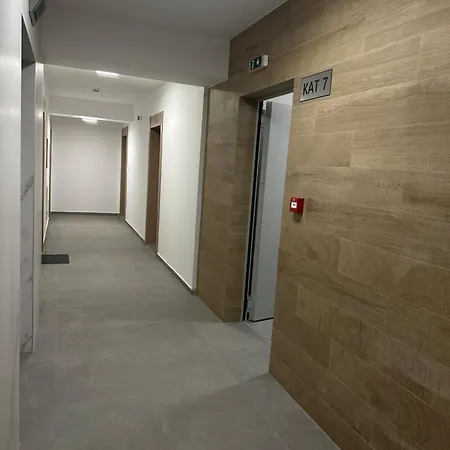 Thomas Two Bedroom Apartment-private Parking