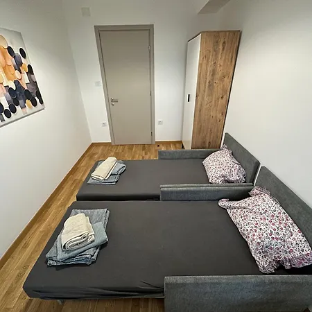 Thomas Two Bedroom Apartment-private Parking