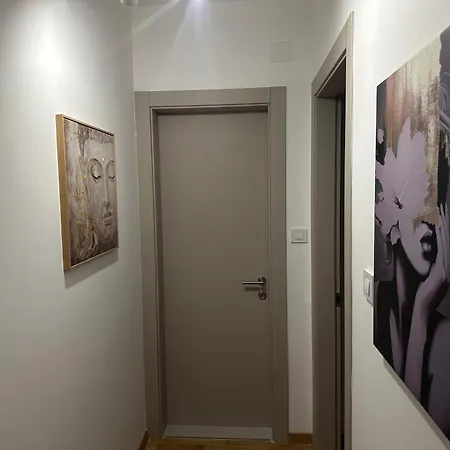 Апартаменти Thomas Two Bedroom Apartment-private Parking *