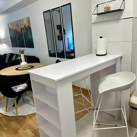 Thomas Two Bedroom Apartment-private Parking