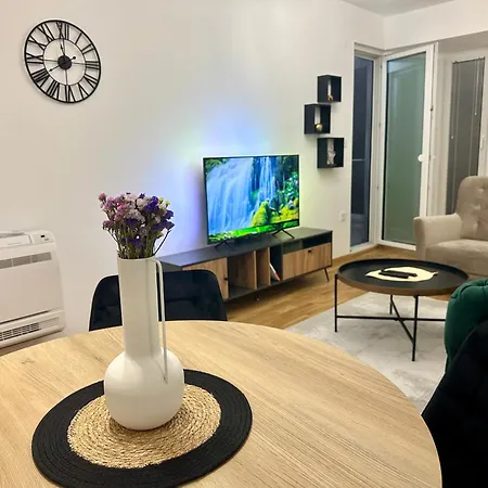 Thomas Two Bedroom Apartment-private Parking