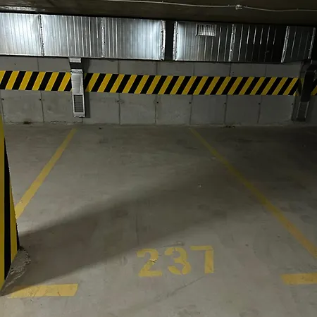 Thomas Two Bedroom Apartment-private Parking