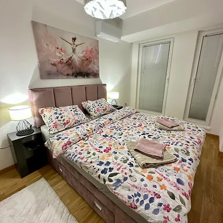 Thomas Two Bedroom Apartment-private Parking Daire Üsküp