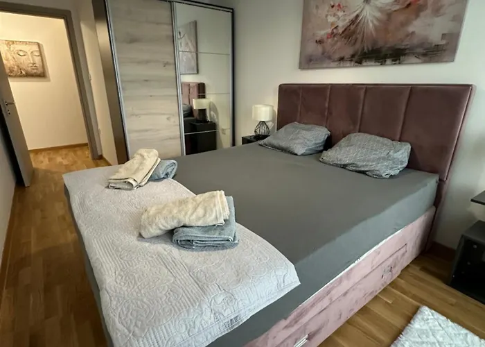 Thomas Two Bedroom Apartment-private Parking