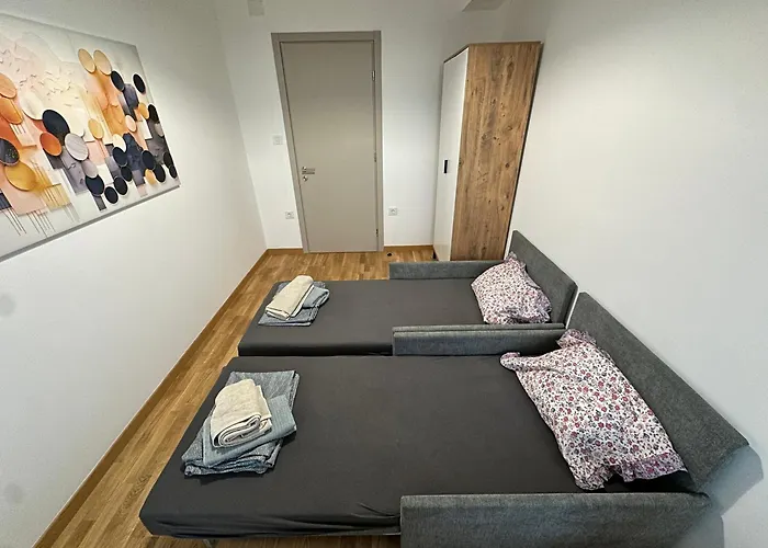 Thomas Two Bedroom Apartment-private Parking