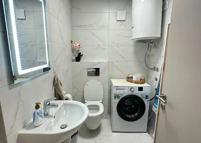 Thomas Two Bedroom Apartment-private Parking Apartment *