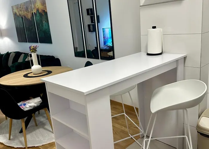 Thomas Two Bedroom Apartment-private Parking